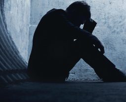 ۸ علامت دور از ذهن ابتلا به افسردگی را بشناسید