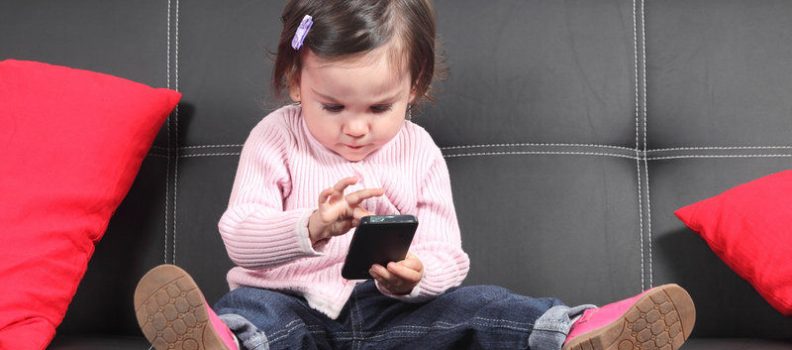 ﻿ بچه ها از چه سنی می توانند گوشی هوشمند بگیرند و چقدر از آن استفاده کنند؟